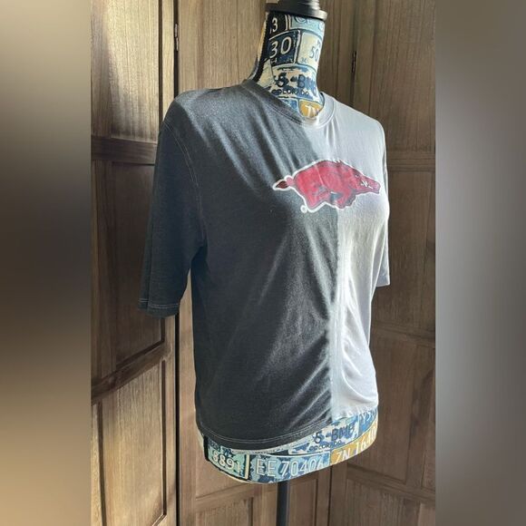 Women’s Arkansas Razorback Tshirt. - Picture 2 of 3